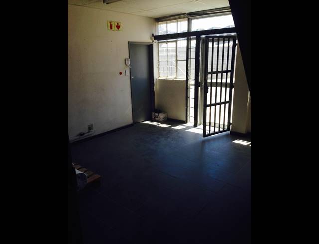 1,039M² FACTORY TO LET IN PAARDEN EILAND
